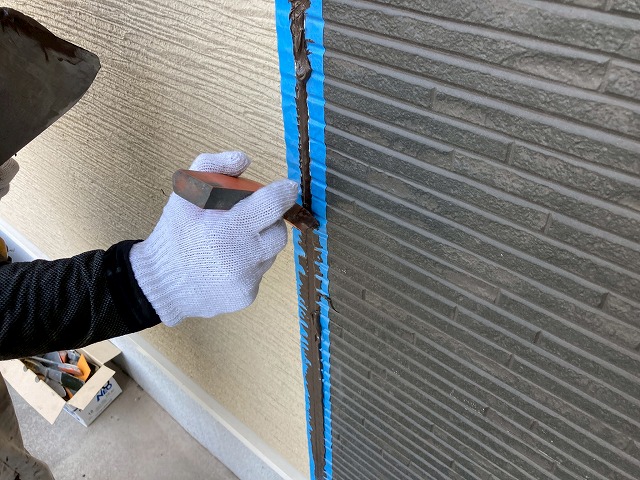 へらでシーリング材を均す